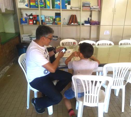Por meio do smartphone, professor aplica o pré-teste usando o aplicativo Avaliação de Fluência com aluno do 2º ano do Ensino Fundamental. Foto: Arquivo/SEE